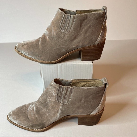 Madewell The Grayson Chelsea Boot in Velvet 7 In Distressed Stone / Taupe Bootie - Picture 2 of 13